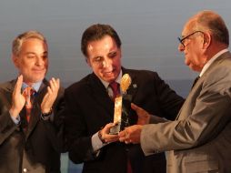 Carlos Valencia Pelayo recibe el galardón del secretario Bruno Ferrari. Los acompaña Emilio González. M. FREYRÍA.  /