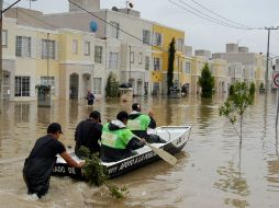 Equipos de rescate evacuan hoy a habitantes de Cuautitlán. En el Valle de México hay ahora más de 40 mil damnificados. EFE  /