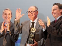 El empresario Carlos Alberto Valencia Pelayo recibe la Medalla al Mérito Industrial. M. FREYRÍA.  /