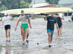 Los deportistas, durante su lluviosa concentración junto a la Laguna. E. PACHECO  /