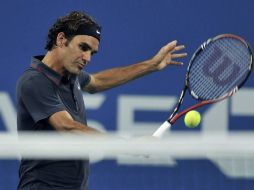 Roger Federer regresa la bola a Juan Mónaco. REUTERS  /