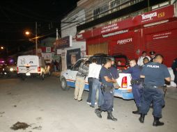 Vecinos avisaron a la Policía que vieron caer a un joven a balazos en l cruce de Hidalgo y Constitución. O. RUVALCABA  /