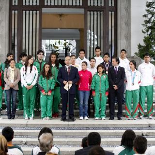 Son medallistas ejemplo para jóvenes: Calderón