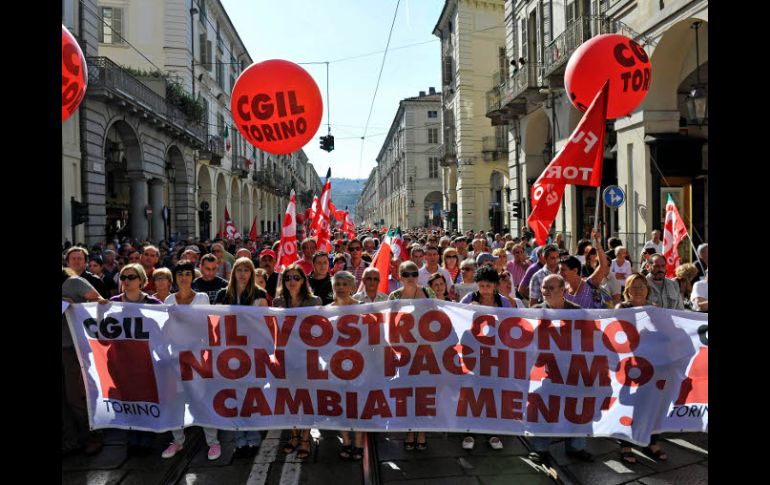 'No pagamos tu cuenta, cambia el menú' dice la pancarta durante las manifestaciones turinesas contra las medidas de austeridad. AP  /
