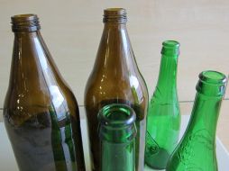 Las botellas de vidrio usadas son la materia prima para el reciclaje. EFE  /