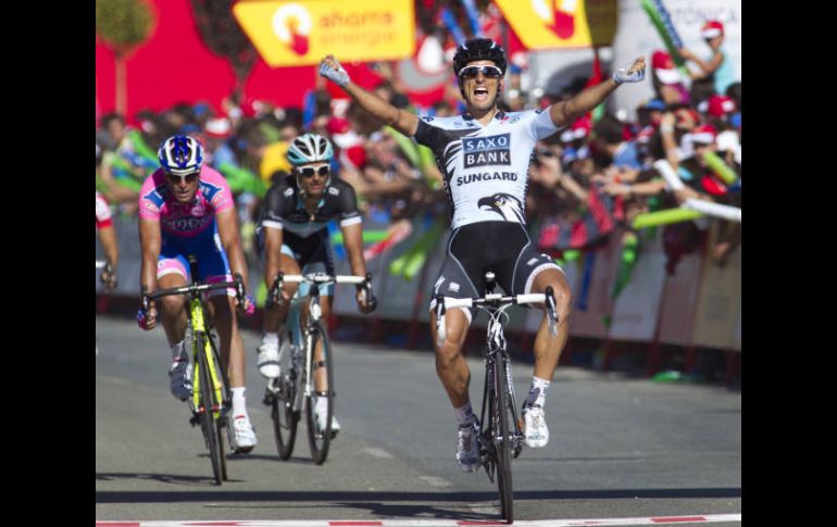 Juan José Haedo celebra que cruzó la línea de meta en Haro. AFP  /