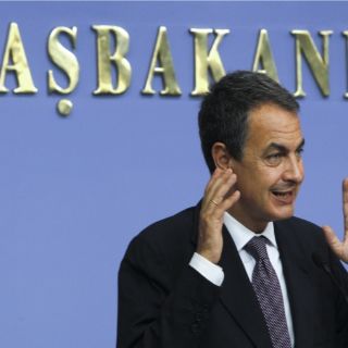 Rodríguez Zapatero confía en que España superará tensiones financieras