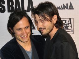 Los actores mexicanos Gael García Bernal y Diego Luna posan al llegar al estreno de la película ‘Miss Bala’. EFE  /