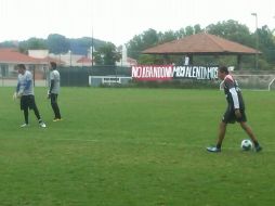 En la cancha dos del club colomos, aficionados de Atlas muestran una manta apoyando al equipo. R.VELÁZQUEZ  /