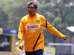 El entrenador de las Águilas del América, Carlos Reinoso, durante sesión de entrenamiento. MEXSPORT  /