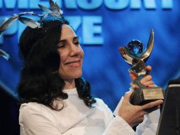 La cantautora inglesa PJ Harvey posa con su galardón. REUTERS  /