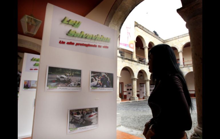 En el Congreso fueron colocados paneles con información sobre la ley salvavidas, a un año de su entrada en vigor. M. FREYRÍA  /