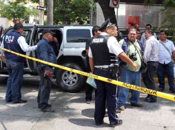 Elementos de diversas corporaciones acordonaron la zona para realizar las primeras investigaciones en torno al caso. A. HINOJOSA  /