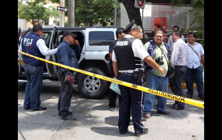 Elementos de diversas corporaciones acordonaron la zona para realizar las primeras investigaciones en torno al caso. A. HINOJOSA  /