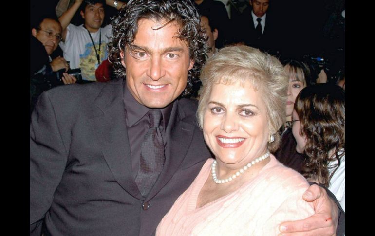 Colunga regresa al teatro para protagonizar la comedia española 'Manos quietas'. NTX  /