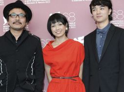 El director SionSono posa junto a los actores Fumi Nikaidou y Shota Sometani en la presentación de la película en Venecia. EFE  /