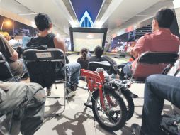 Ciclistas se concentraron anoche en el puente atirantado. La consigna, que la población retome los espacios públicos. A. CAMACHO  /