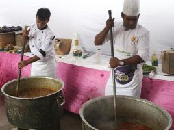 Dos cocineros participan en la iniciativa de preparar la mayor ‘berenjenada’ orgánica del mundo. EFE  /