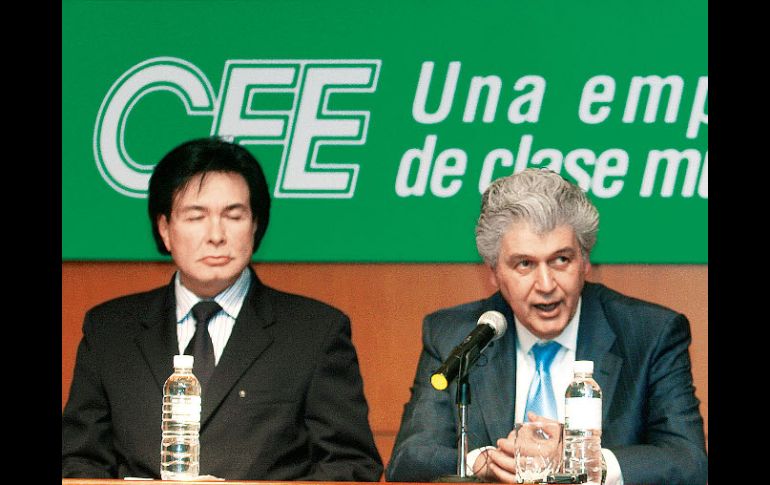 Néstor Félix Moreno Díaz (i) junto al entonces director de la CFE, Alfredo Elías Ayub, en 2009. ARCHIVO  /