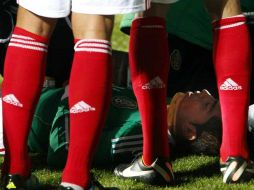 Miguel Ponce recibió atención médica en el terreno de juego luego de quedar inconsiente. MEXSPORT  /