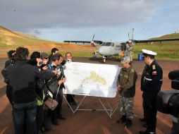 El ministro de Defensa chileno, Andrés Allamand (c-i), muestra un mapa de la zona donde se concentran las labores de búsqueda. EFE  /