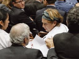 María Guadalupe Aguilar se abre paso entre los asistentes al informe para solicitar ayuda al Presidente. S. NÚÑEZ  /