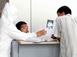 Una persona pregunta sobre el paradero de un familiar en el Instituto Jalisciense de Ciencias Forenses (IJCF). ARCHIVO  /