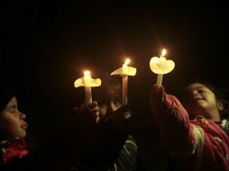 Niños participan en un ''velatón'' en honor a las 21 víctimas del accidente de aéreo en el país andino. EFE  /