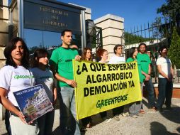 Activistas de Greenpeace en el acto simbólico de entrega de 27 mil firmas en contra del hotel en la playa. EFE  /