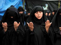 Mujeres opositoras de Saleh, oran hoy en Saná, suplicando la renuncia de Saleh. EFE  /