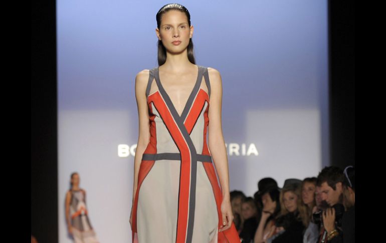 Una modelo luce en pasarela una creación de BCBGMAXAZRIA. EFE  /