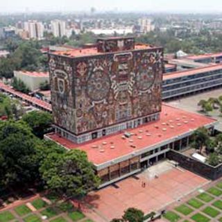 Carlos Solórzano recibe homenaje en la UNAM