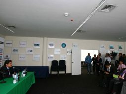 Luis Fernando Tena antendio a los medios de comunicación en el Aeropuerto de la capital del país. MEXSPORT  /