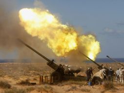 Rebeldes libios anti gadhafistas disparan  fuego de obús, en las afueras de Om Elkhanfousa. REUTERS  /