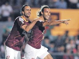 Juan Carlos Leaño y Jorge Zamogilny festejan una anotación de Estudiantes, en su último juego como local, ante el Pachuca. MEXSPORT  /