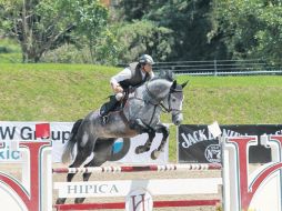 Saúl Moreno, del Estado Mayor Presidencial, montando ''Capimira'', logró el mejor tiempo en la prueba a 1.30 metros. E. PACHECO  /