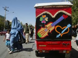 Escuchar música mientras se conduce es un peligro más en Afganistán. EFE  /