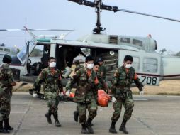 Soldados bolivianos trasladan los restos de una de las víctimas del accidente aéreo, donde sobrevivió Minor Vidal Huerta. REUTERS  /