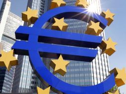El euro llegó a caer hasta 105.30 yenes. AFP  /