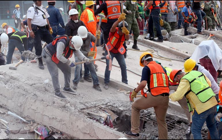 Recuperan 19 cuerpos y dos personas con vida en la Obrera