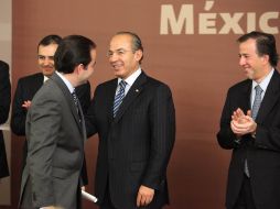 Felipe Calderón saluda a Alejandro Poiré, nuevo titular del Cisen. Los acompañan Ernesto Cordero y José Antonio Meade.EL UNIVERSAL  /