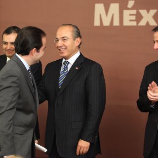 Calderón oficializa movimientos en su gabinete