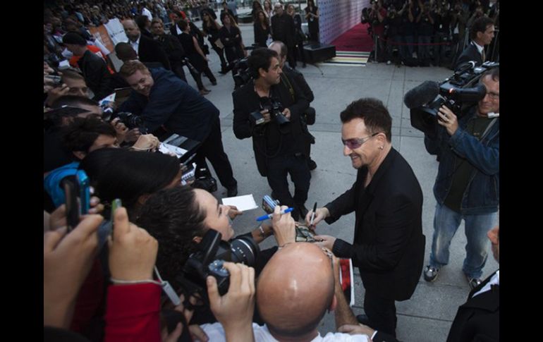 Las estrellas de U2 convocaron a cientos de admiradores. REUTERS  /