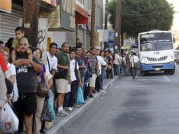 Usuarios del transporte en BC forman largas filas por la falta de unidades debido a escases de combustible por el apagón. NOTIMEX  /