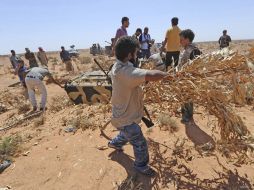 Soldados rebeldes libios en una antigua base militar perteneciente a Gadhafi. EFE  /