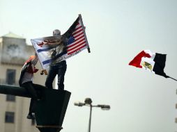 Manifestantes egipcios queman las banderas israelí y americana durante las protestas. AP  /