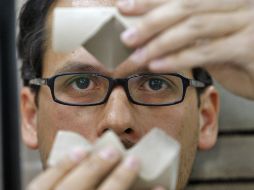 El cereamista jalisciense trabaja una pieza en conjunto con artesanos tonaltecas. S. NÚÑEZ  /