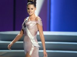 Karín Ontiveros optó por un diseño en rosa brillante ceñido a su figura y el cabello recogido. EFE  /