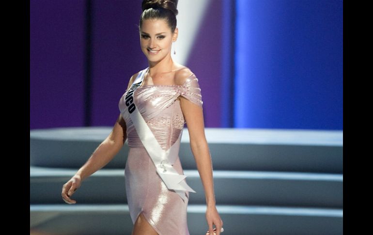 Karín Ontiveros optó por un diseño en rosa brillante ceñido a su figura y el cabello recogido. EFE  /