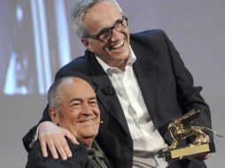 Emotivo fue el momento en el que el cineasta italiano Bernardo Bertolucci entregó al director Marco Bellocchio el León de Oro. EFE  /